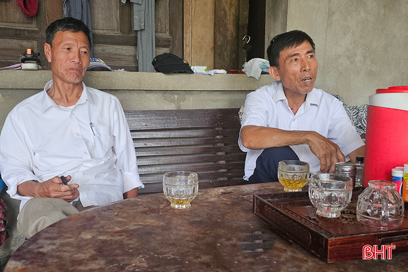 Ông Nguyễn Quốc Luyến (bên phải) chia sẻ về khó khăn đường sá nên đành bỏ hoang ruộng đất. 1.jpg