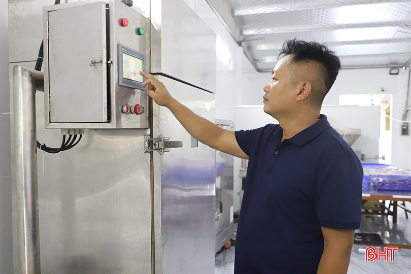 Năm 2023, cơ sở giò me Tiến Giáp (thị trấn Hương Khê) đầu tư thêm máy sấy, xông khói xúc xích, lạp xưởng. 8.jpg