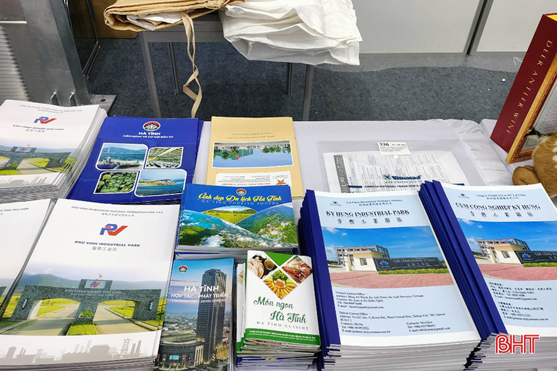 Hà Tĩnh giới thiệu các ấn phẩm giới thiệu danh mục đầu tư, lợi thế cùng các chính sách ưu đãi của tỉnh. 1.jpg