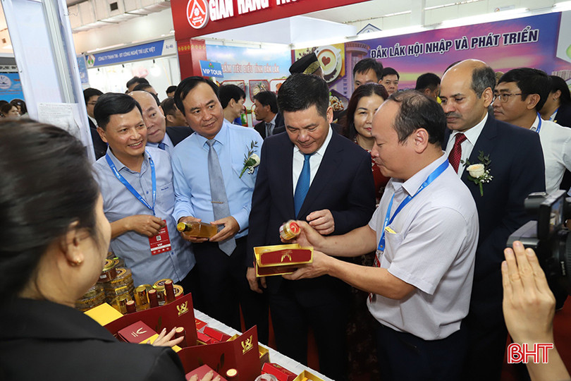 Gian hàng Hà Tĩnh tại Hội chợ Vietnam Expo 2024 được nhiều đại biểu, du khách quan tâm tìm hiểu. 2.jpg