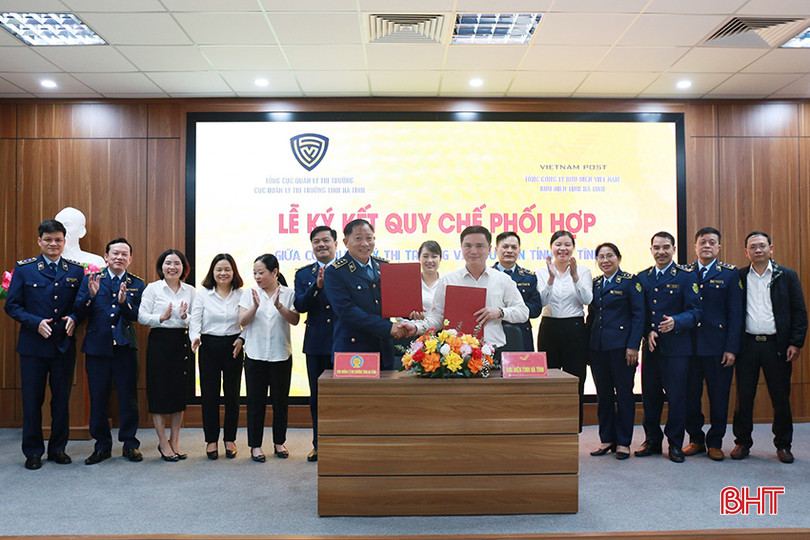 Cục QLTT và Bưu điện tỉnh ký quy chế phối hợp trong việc kiểm tra, xử lý đối với hàng hóa vi phạm gửi qua đường bưu chính vào cuối năm 2023. 1.jpg