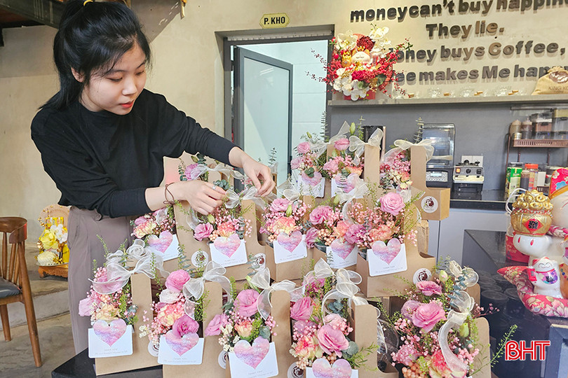 Set hoa kèm đồ uống được các tiệm cà phê thiết kế làm quà tặng cho những người phụ nữ thân yêu. 5.jpg