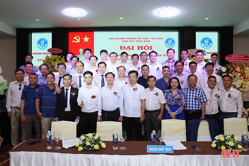 Lãnh đạo huyện Kỳ Anh và lãnh đạo TX Kỳ Anh chụp ảnh lưu niệm chúc mừng thành công đại hội. 99402e32fe3a52640b2b.jpg