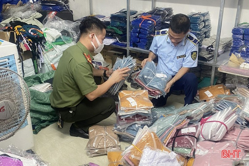 Lực lượng chức năng kiểm tra hộ kinh doanh Trần Thị H.N. (TP Hà Tĩnh) và thu giữ 240 chiếc áo phông giả mạo nhãn hiệu Yody. 151d4142351t47398l0.jpg
