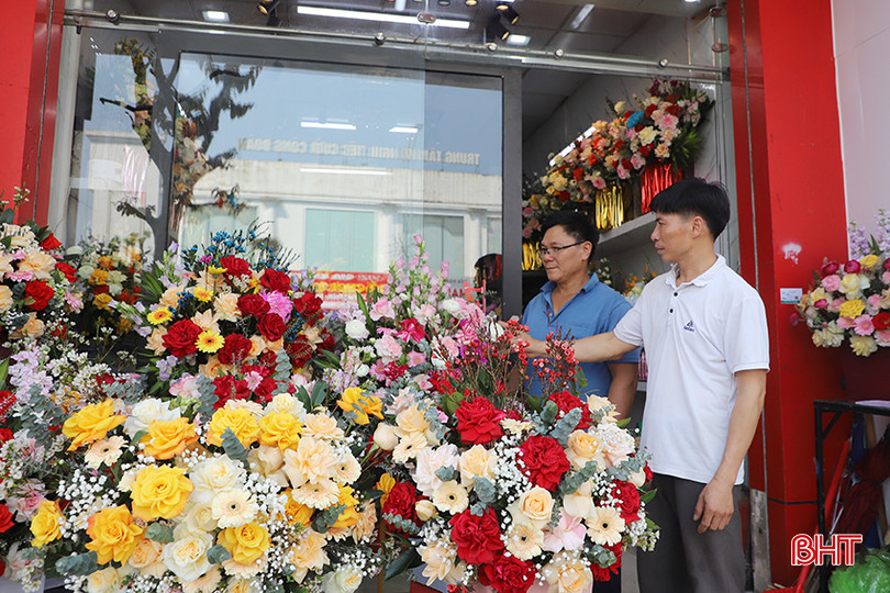 Hoa tươi là món quà được lựa chọn nhiều nhất để dành tặng cho phái đẹp nhân Ngày Quốc tế phụ nữ 8/3. 2.jpg