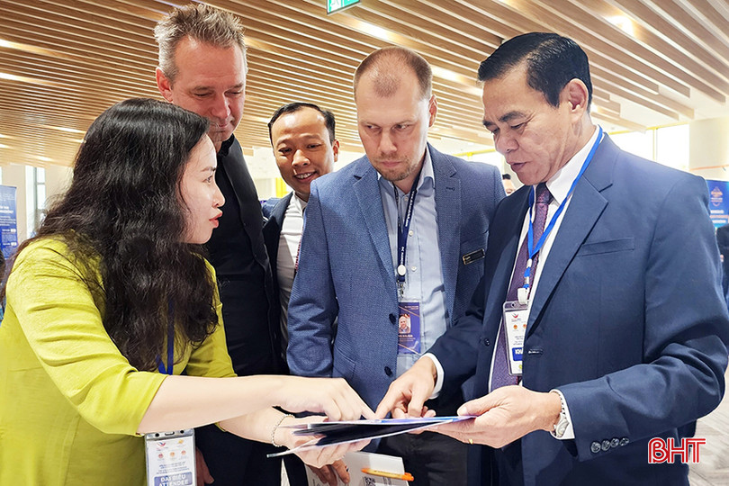 Chủ tịch UBND tỉnh Võ Trọng Hải trao đổi với các doanh nghiệp Châu Âu trước giờ diễn ra Diễn đàn Doanh nghiệp Việt kiều Châu Âu lần thứ 12 tại Thủ đô Budapest, Cộng hòa Hungary vào tháng 9/2023. Ảnh: Trọng Thái. 151d0233620t6569l10-122d6180252t26871l0.jpg