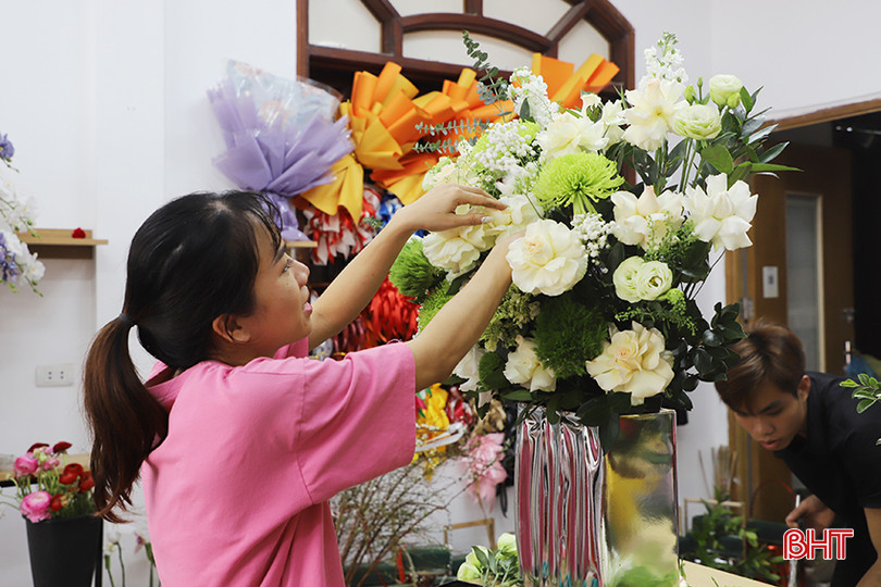 Các lẵng, giỏ hoa được cửa hàng thiết kế nhiều kiểu dáng, màu sắc, đa dạng sự lựa chọn cho khách hàng. 3.jpg