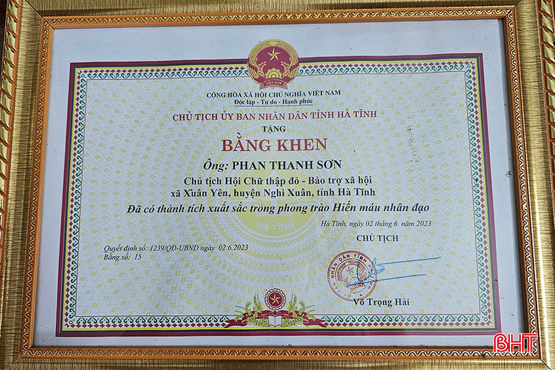 Năm 2023, anh Sơn được Chủ tịch UBND tỉnh tặng bằng khen vì có thành tích xuất sắc trong thực hiện phong trào hiến máu tình nguyện. 2.jpg
