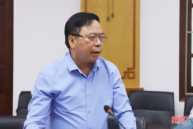 Ông Trương Quang Sơn - Chủ tịch UBND phường Thạch Linh thông tin một số nội dung liên quan đến lĩnh vực đất đai, môi trường. 2.jpg