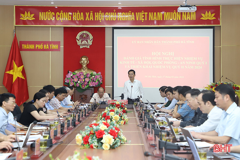 Chủ tịch UBND thành phố Nguyễn Trọng Hiếu và Phó Chủ tịch UBND thành phố Lê Quang Đức chủ trì hội nghị. 8.jpg