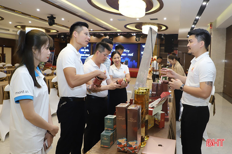 Doanh nghiệp Hà Tĩnh giới thiệu sản phẩm tại chương trình kết nối doanh nghiệp Hà Tĩnh – Huế. 1.jpg