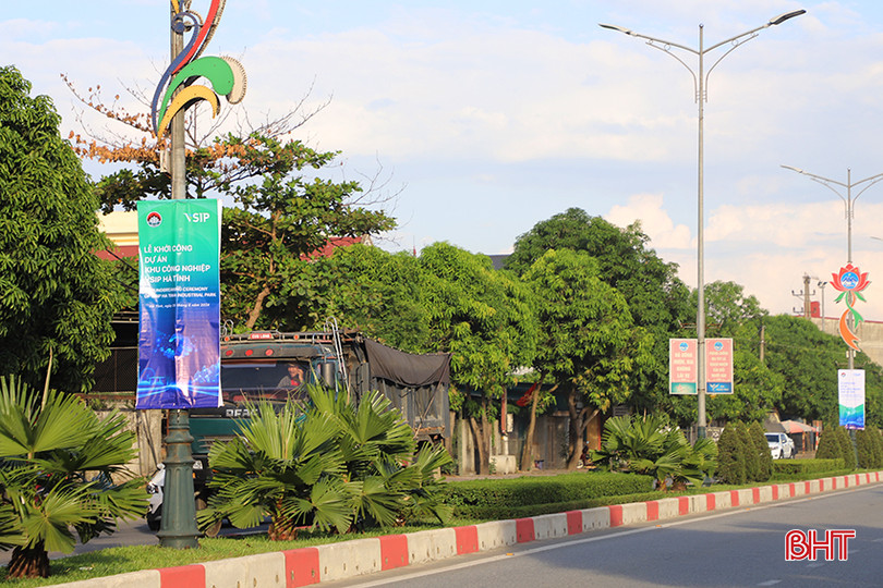 Cờ, phướn tuyên truyền về lễ khởi công dự án được treo trên các tuyến đường. 1.jpg