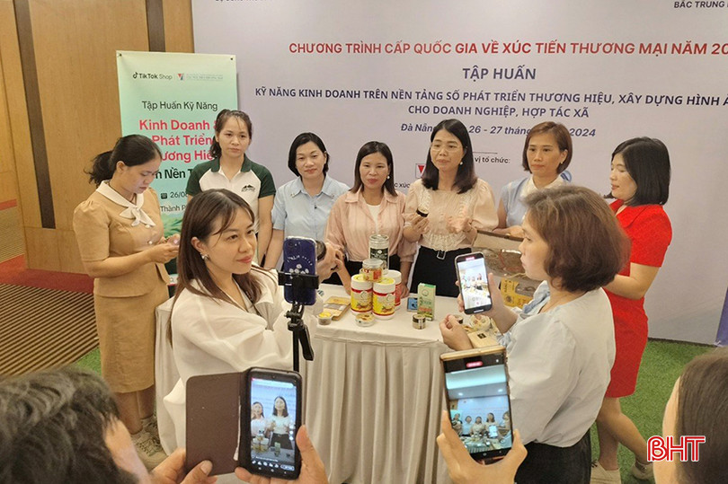 Doanh nghiệp, hợp tác xã, cơ sở sản xuất Hà Tĩnh thực hành livestream trên nền tảng tiktok shop. 1.jpg