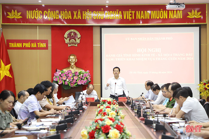 Chủ tịch UBND thành phố Nguyễn Trọng Hiếu và Phó Chủ tịch UBND thành phố Lê Quang Đức chủ trì hội nghị. 005.jpg