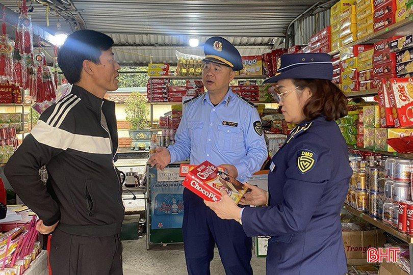 Lực lượng QLTT kiểm tra hoạt động kinh doanh xung quanh Khu di tích Đền thờ Chế thắng phu nhân Nguyễn Thị Bích Châu. 151d2095647t72825l0.jpg