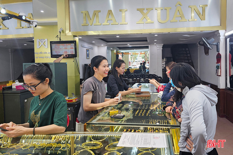 Khách hàng giao dịch mua bán vàng tại tiệm vàng Mai Xuân ngày 10/4. 2.jpg