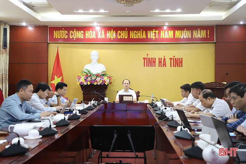 Phó Chủ tịch Thường trực UBND tỉnh Nguyễn Hồng Lĩnh chủ trì điểm cầu Hà Tĩnh. 2.jpg
