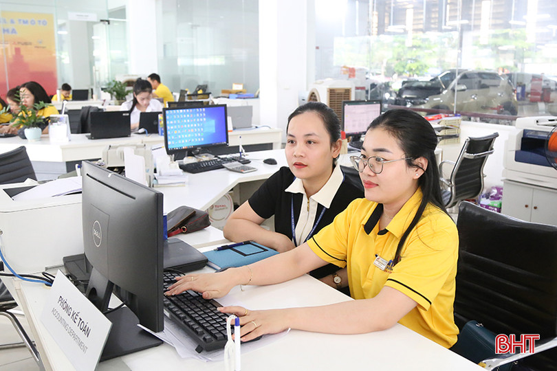 Điều tra viên Chi cục Thống kê TP Hà Tĩnh hướng dẫn DN thực hiện điền phiếu điều tra. 3.jpg
