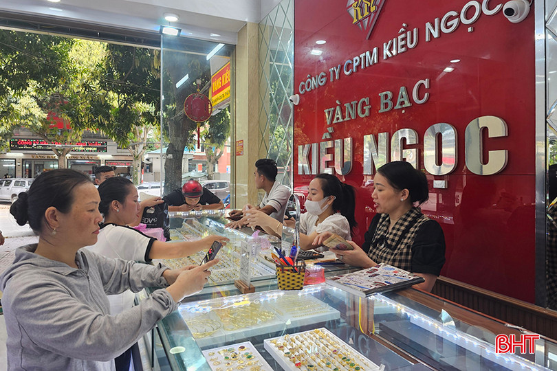 Tiệm vàng Kiều Ngọc ghi nhận lượng khách đến bán nhiều hơn khách mua. 6.jpg