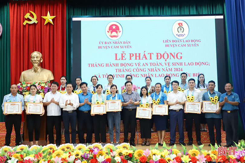 Dịp này, huyện Cẩm Xuyên tôn vinh 18 cá nhân có thành tích xuất sắc trong hoạt động Tháng Công nhân... 4.jpg