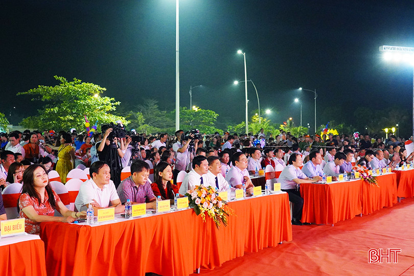 Các đại biểu tham dự buổi lễ. 5.jpg