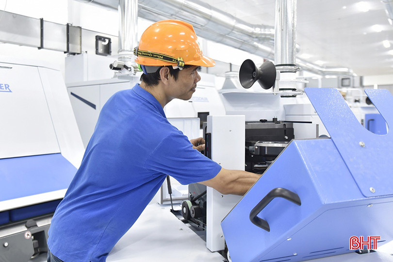 Nhà máy Sợi Nghệ Tĩnh đang được các kỹ sư, công nhân gấp rút lắp đặt dây chuyền, thiết bị để chuẩn bị đưa vào hoạt động. Ảnh: Giang Nam. cong nghiep 5 (1).jpg
