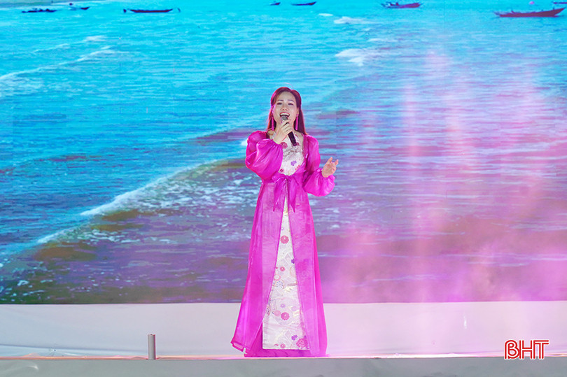 Ca khúc “ Xa khơi” do ca sỹ Cẩm Tú thể hiện. 18.jpg