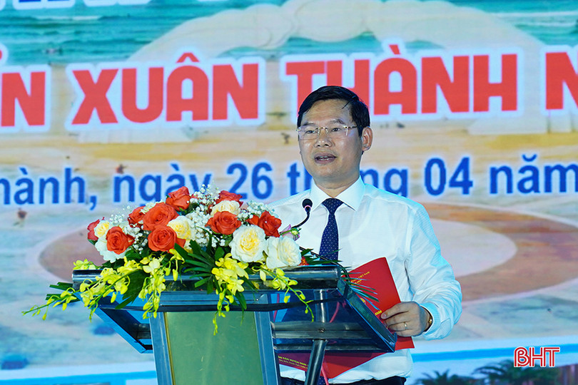 Phó Chủ tịch UBND huyện Nghi Xuân Bùi Việt Hùng phát biểu khai mạc lễ hội. 2.jpg