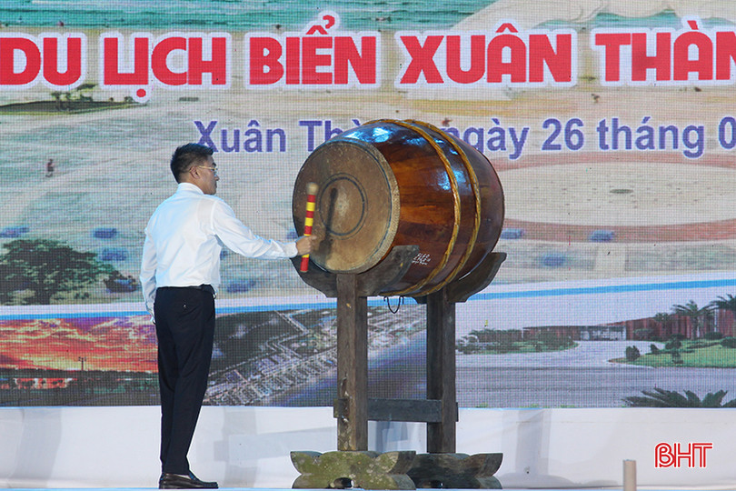 Chủ tịch UBND huyện Nghi Xuân Lê Anh Dũng đánh trống khai trương du lịch biển Xuân Thành. 10.jpg