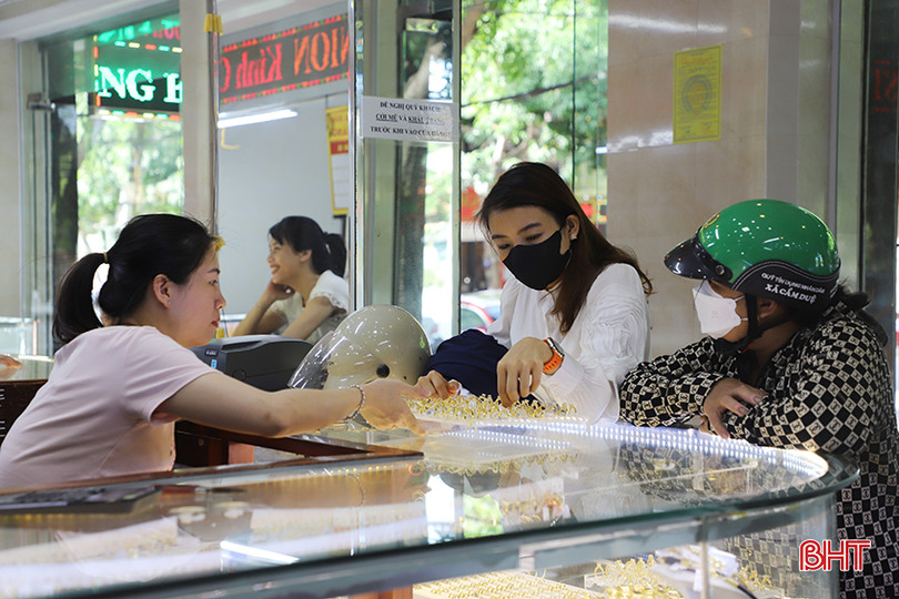 Thời điểm này, lượng khách mua bán tại các tiệm vàng khá vắng. 2.jpg