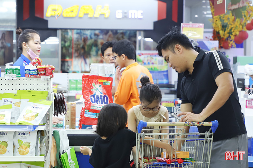 Các chương trình khuyến mãi kích cầu của các siêu thị đã tạo được sức hút với khách hàng. 8.jpg
