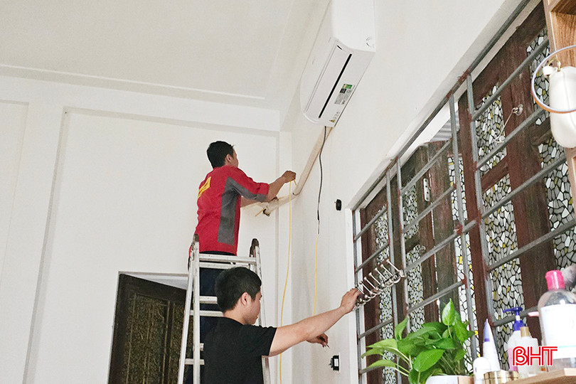 Nhu cầu lắp đặt điều hòa trong mùa nóng tăng nên sức mua mặt hàng này tăng cao trong những tháng qua. Trong ảnh: Nhân viên Trung tâm Mediamart chi nhánh Hà Tĩnh lắp điều hòa cho khách hàng. 8.jpg