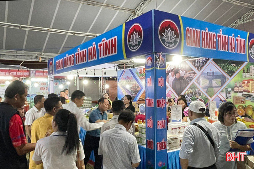 Các đại biểu tham quan gian hàng Hà Tĩnh. 4.jpg