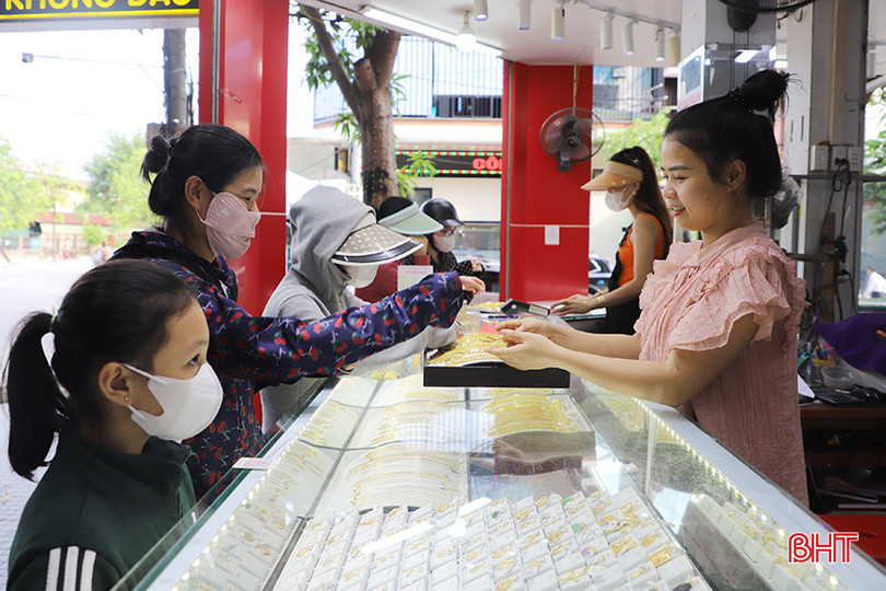 Khách hàng mua vàng trang sức tại TP Hà Tĩnh chiều 3/6. 4.jpg