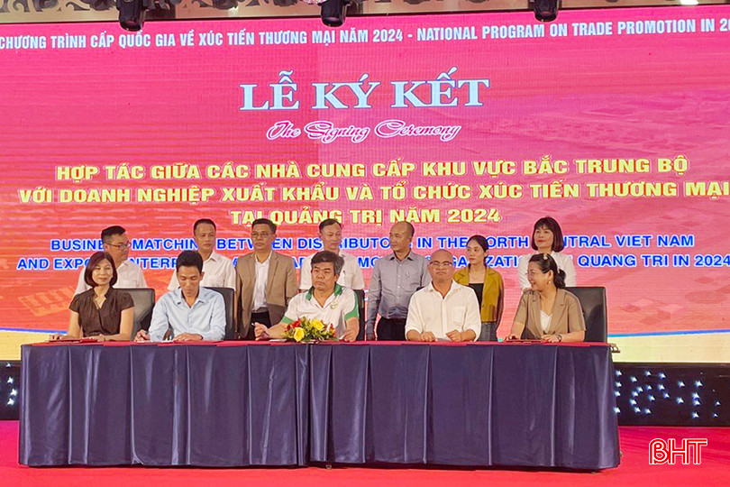 Doanh nghiệp Hà Tĩnh tham gia ký biên bản ghi nhớ hợp tác tiêu thụ sản phẩm tại hội nghị. 1.jpg