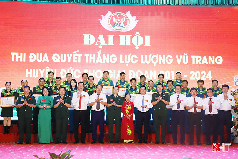 Các đại biểu chúc mừng tập thể, cá nhân được vinh danh. 8.jpg