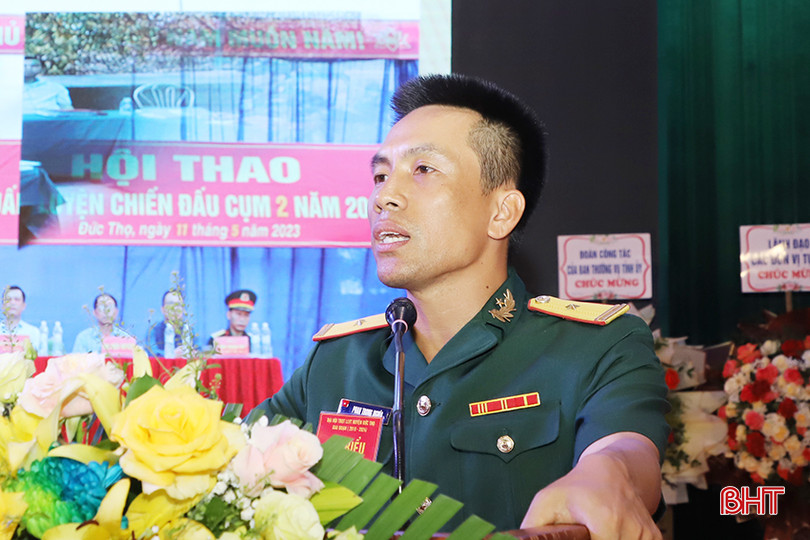 Thiếu tá Phan Trọng Nghĩa – Phó Chỉ huy trưởng Ban CHQS huyện Đức Thọ tham luận kết quả thi đua tham mưu thực hiện nhiệm vụ sẵn sàng chiến đấu, diễn tập, xây dựng chính quy. 2.jpg