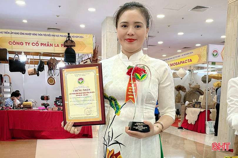 Sản phẩm tinh dầu xông của hộ kinh doanh Nguyễn Thị Thùy Dung được chứng nhận sản phẩm công nghiệp nông thôn tiêu biểu cấp khu vực năm 2024. a1.jpg