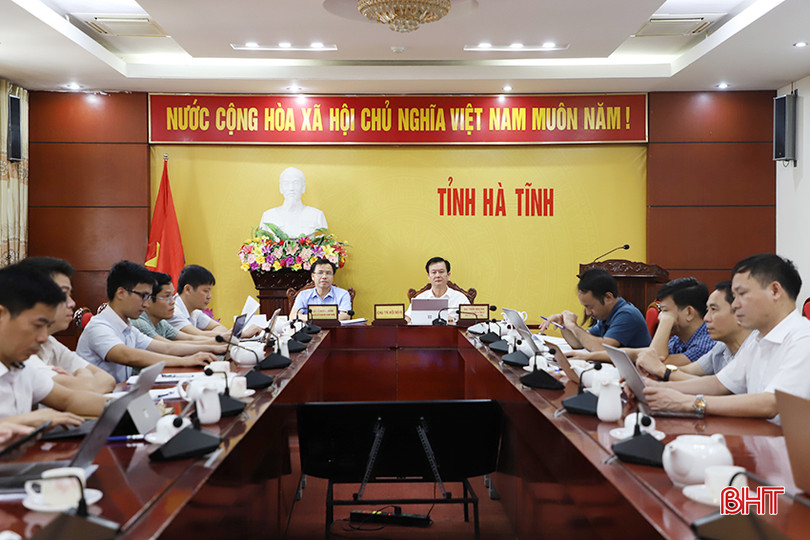 Phó Chủ tịch UBND tỉnh Trần Báu Hà và Giám đốc Sở TN&MT Lê Ngọc Huấn chủ trì điểm cầu Hà Tĩnh. 2.jpg