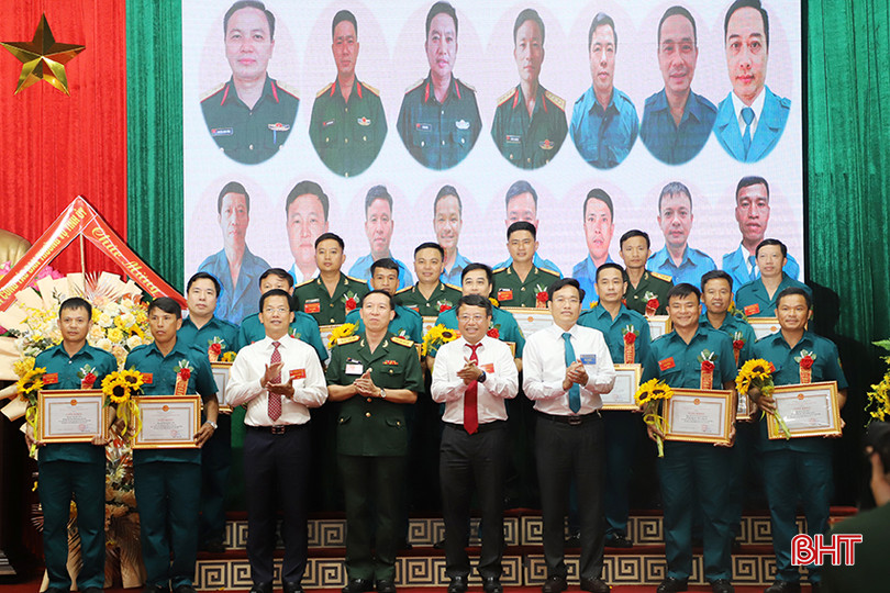 Các đại biểu chúc mừng tập thể, cá nhân được vinh danh. 005.jpg
