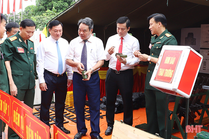 Đại biểu tham quan khu vực trưng bày mô hình, học cụ huấn luyện, diễn tập, sẵn sàng chiến đấu bên lề đại hội. 6.jpg