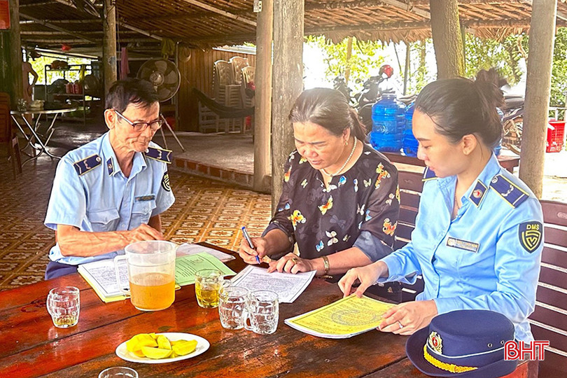 Cục QLTT tăng cường kiểm tra và tổ chức ký cam kết với các cơ sở kinh doanh nhà hàng đảm bảo các quy định kinh doanh và an toàn vệ sinh thực phẩm. 3.jpg