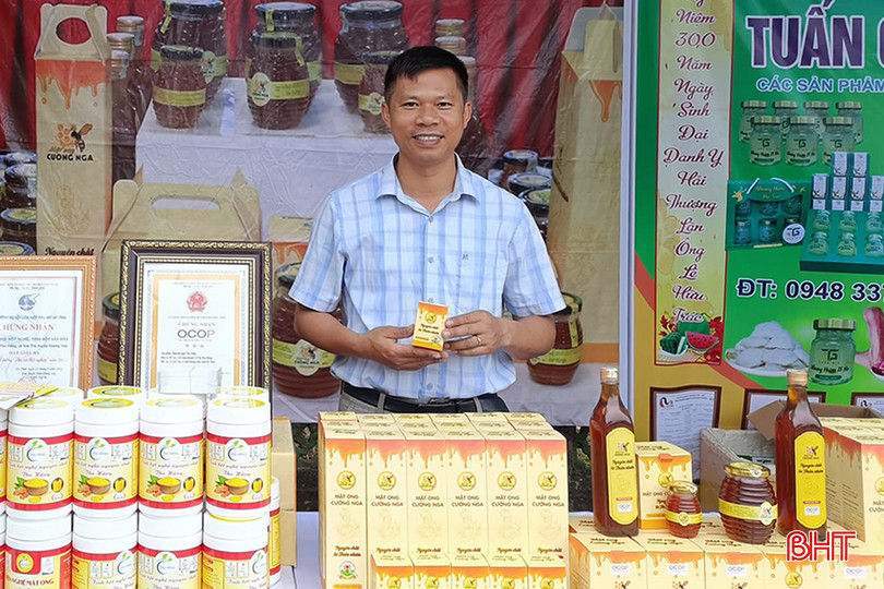 Từ cơ sở sản xuất nhỏ, đến nay HTX Mật ong Cường Nga đã đưa ra thị trường khoảng 20.000 lít mật/năm. a3.jpg