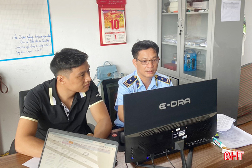 Lực lượng QLTT kiểm tra việc chấp hành đăng ký và thông báo website kinh doanh của các cơ sở. 1.jpg