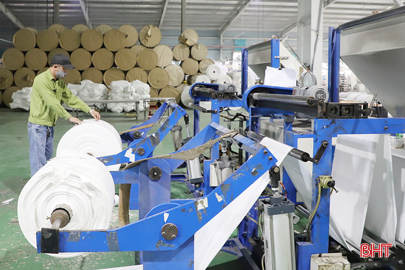 Công ty CP Sao Mai là đơn vị thụ hưởng đề án khuyến công địa phương năm 2023 với số tiền 300 triệu đồng để đầu tư ứng dụng máy móc, thiết bị tiên tiến sản xuất bao bì. 3.jpg