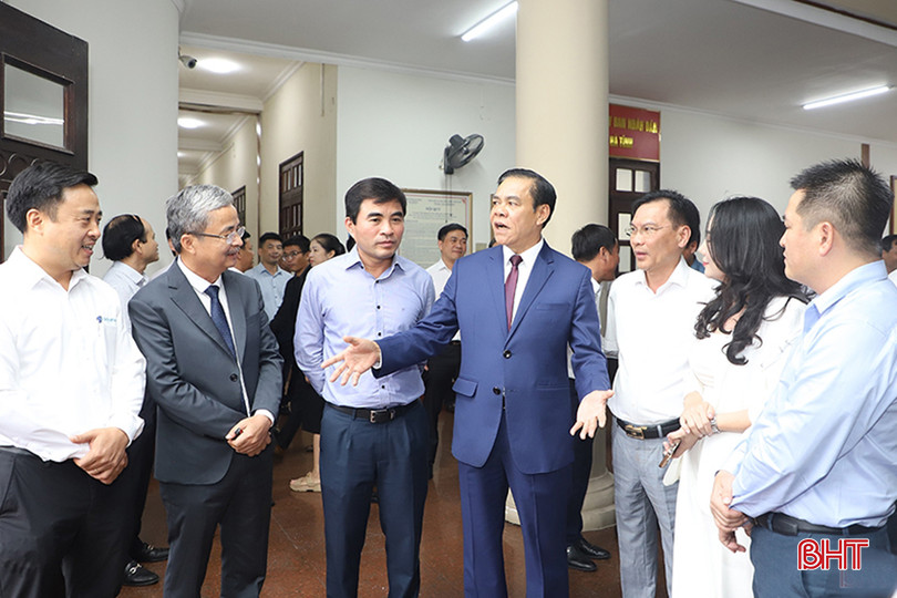 Chủ tịch UBND tỉnh Võ Trọng Hải trò chuyện với các doanh nhân bên lề hội nghị đối thoại với doanh nghiệp dịp 13/10/2023. 151d4181121t13150l0.jpg