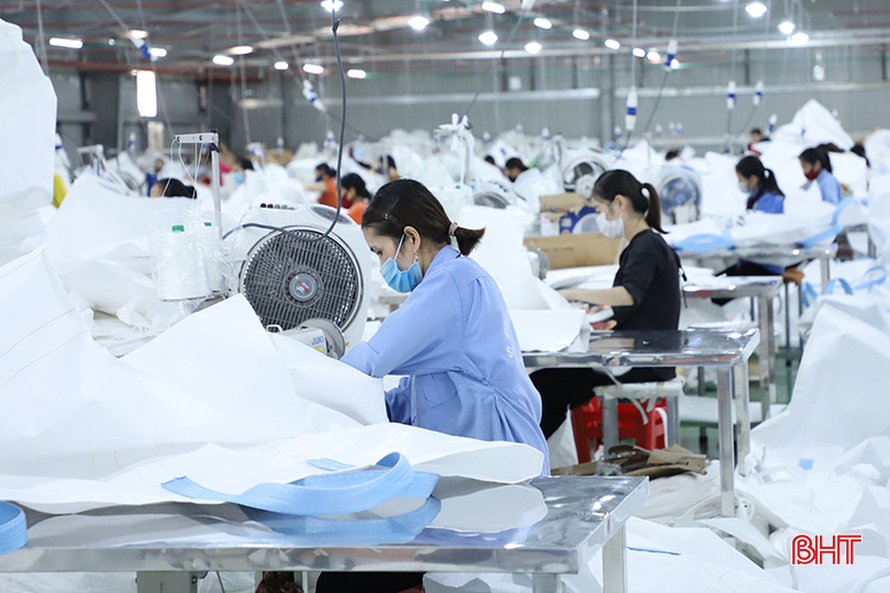 Khoảng 70% hàng hóa bao bì của Công ty CP Bao bì Sông La Xanh xuất khẩu đi các nước châu Á. 9.jpg