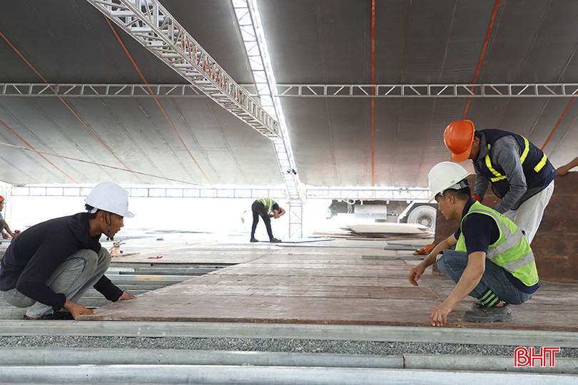 Đơn vị tổ chức sự kiện đang khẩn trương lắp đặt sân khấu để chuẩn bị cho lễ khởi công dự án. 2.jpg