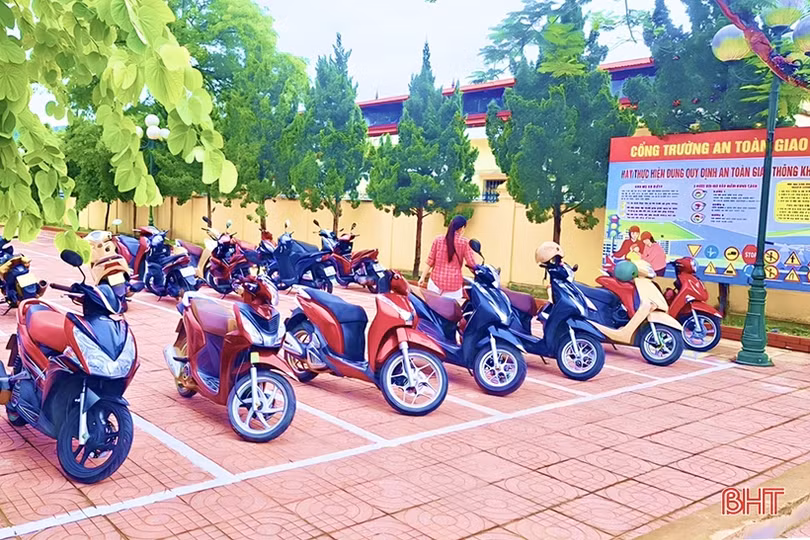 Xe xếp thành hàng, hết cảnh ùn tắc trước cổng trường học ở Vũ Quang