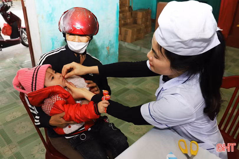 Hà Tĩnh triển khai an toàn chiến dịch uống vitamin A liều cao cho trẻ